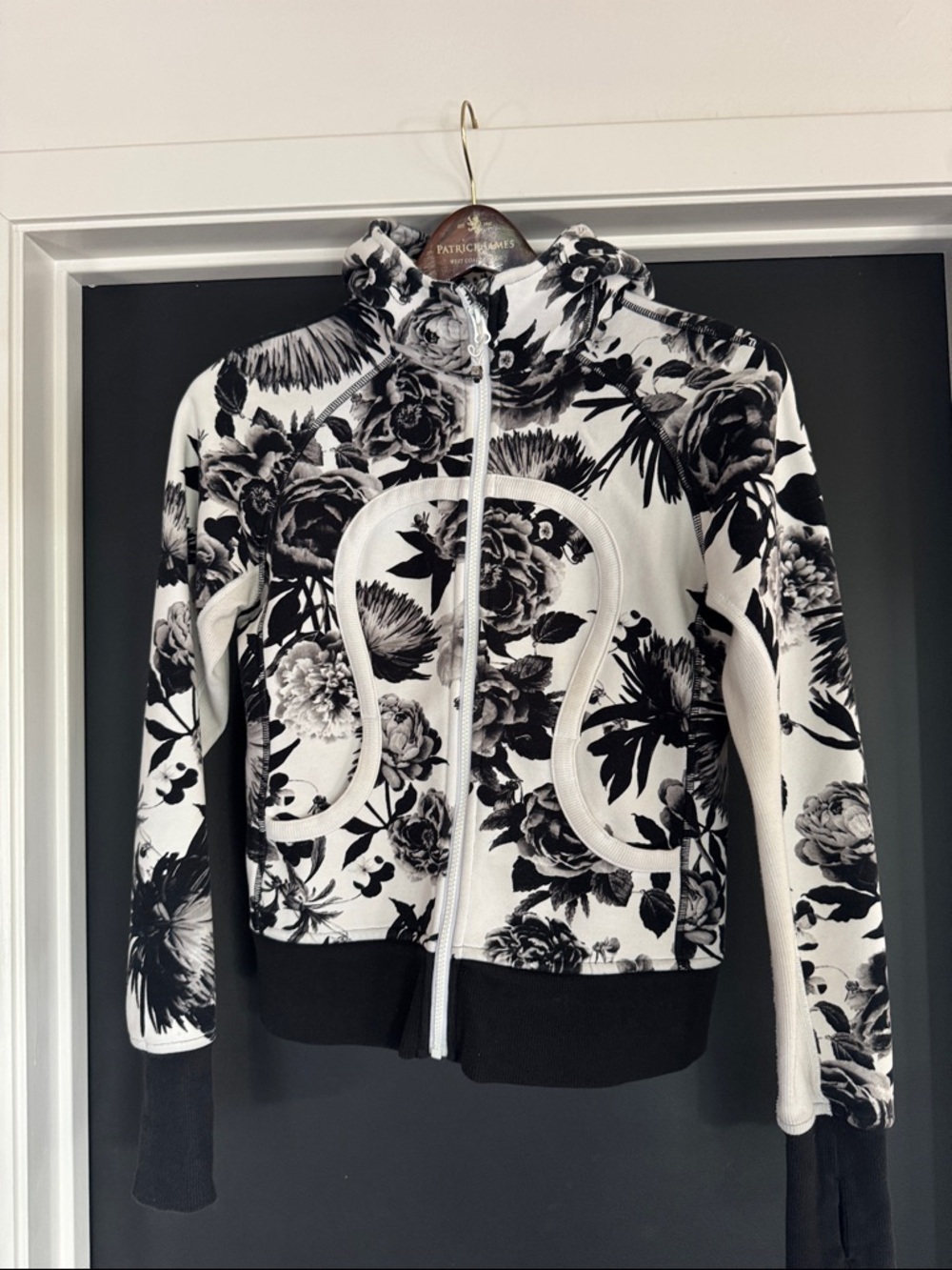Lululemon Scuba Hoodie Womens 8 Black White Floral Full Zip Athleisure